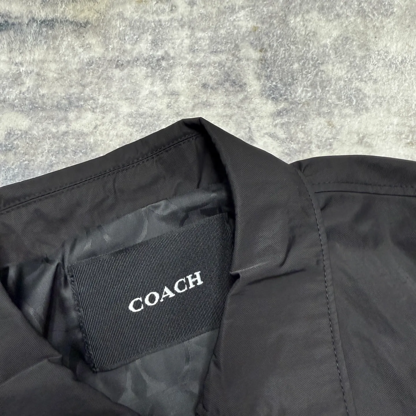 For new arrivals, Coach spring jackets for women. Prada has the same style, with low-key colors and a design with a bit of matte hardware. It has a proper sense of quality and the relaxed feeling of a city walk. At first glance, I am attracted by the fufu little coat. Very classic style. The hem has a closed design, so it can be easily matched with dresses, trousers and short skirts. The design of the short jacket can elongate the body proportions, and it can be worn perfectly with any combination. It is shipped from a trading company, and the quality is absolutely superb. A complete set of customer-supplied auxiliary hardware makes getting in and out of the cabinet stress-free. It can be used to keep wind and warm in early spring, and sunscreen can be used in summer. In autumn, it can be protected from wind. Can be worn from early spring to early autumn. Definitely a must-have for sisters 🤗🤗🤗 Color: Black Composition (polyester fiber) Size: S-L (loose and short version) S size: length 54CM, bust 120CM, shoulder width 49CM, sleeve length 56CM, reference weight 90-105 catties M size: length 56CM, bust 124CM, shoulder width 50CM, sleeve length 57CM Reference weight: 105-115 catties. Size L: length 58CM, bust 128CM, shoulder width 51CM, sleeve length 58CM. Reference weight: 115-130 catties